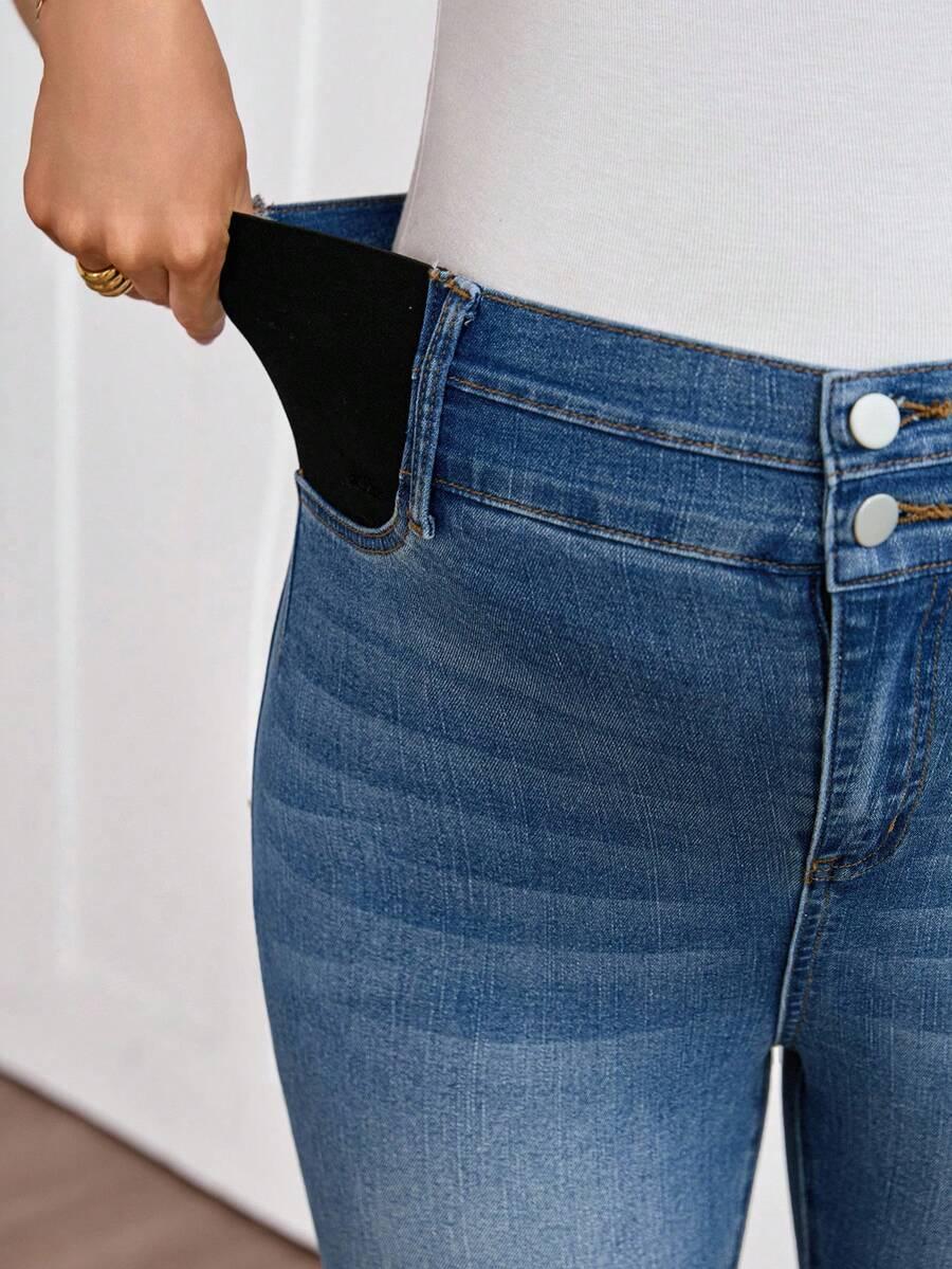 niebieskie spodnie jeans