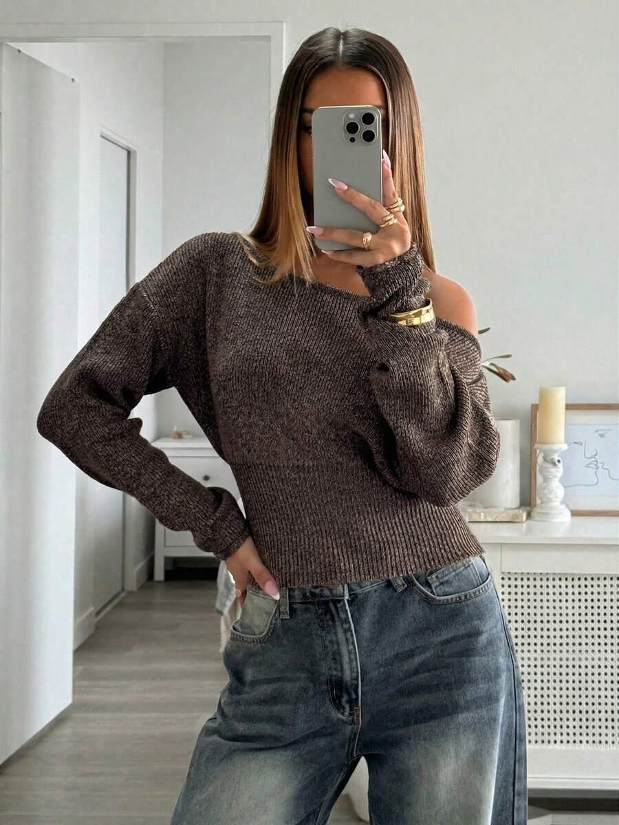 brązowy sweter asymetryczny dekolt 
