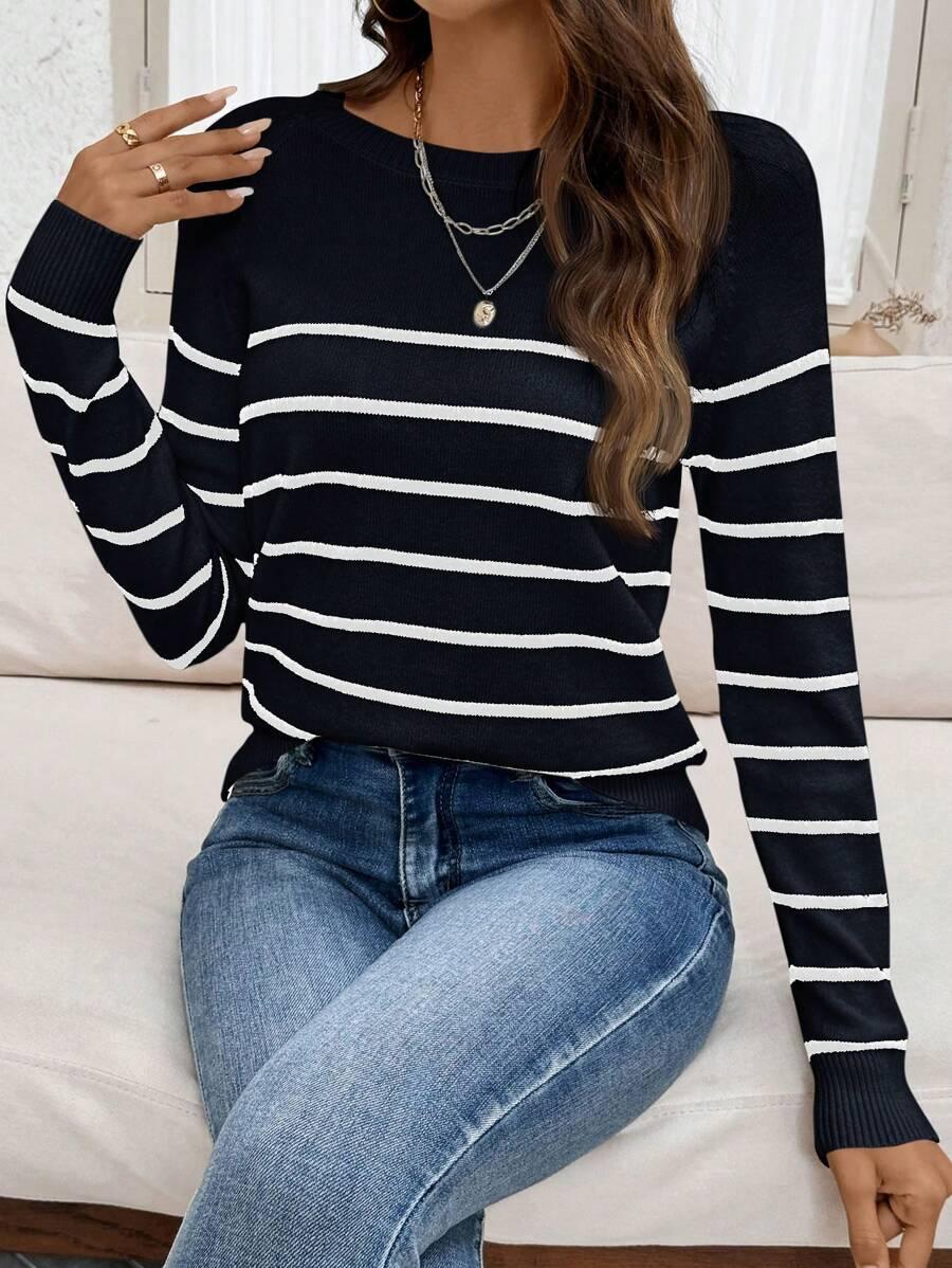 GRANATOWY SWETER PASKI