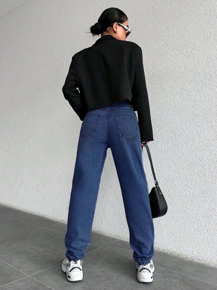 niebieskie proste spodnie jeans z asymetryczną talią