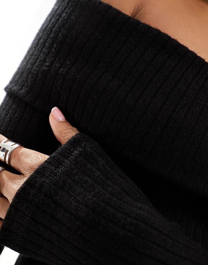 czarny sweter odkryte ramiona