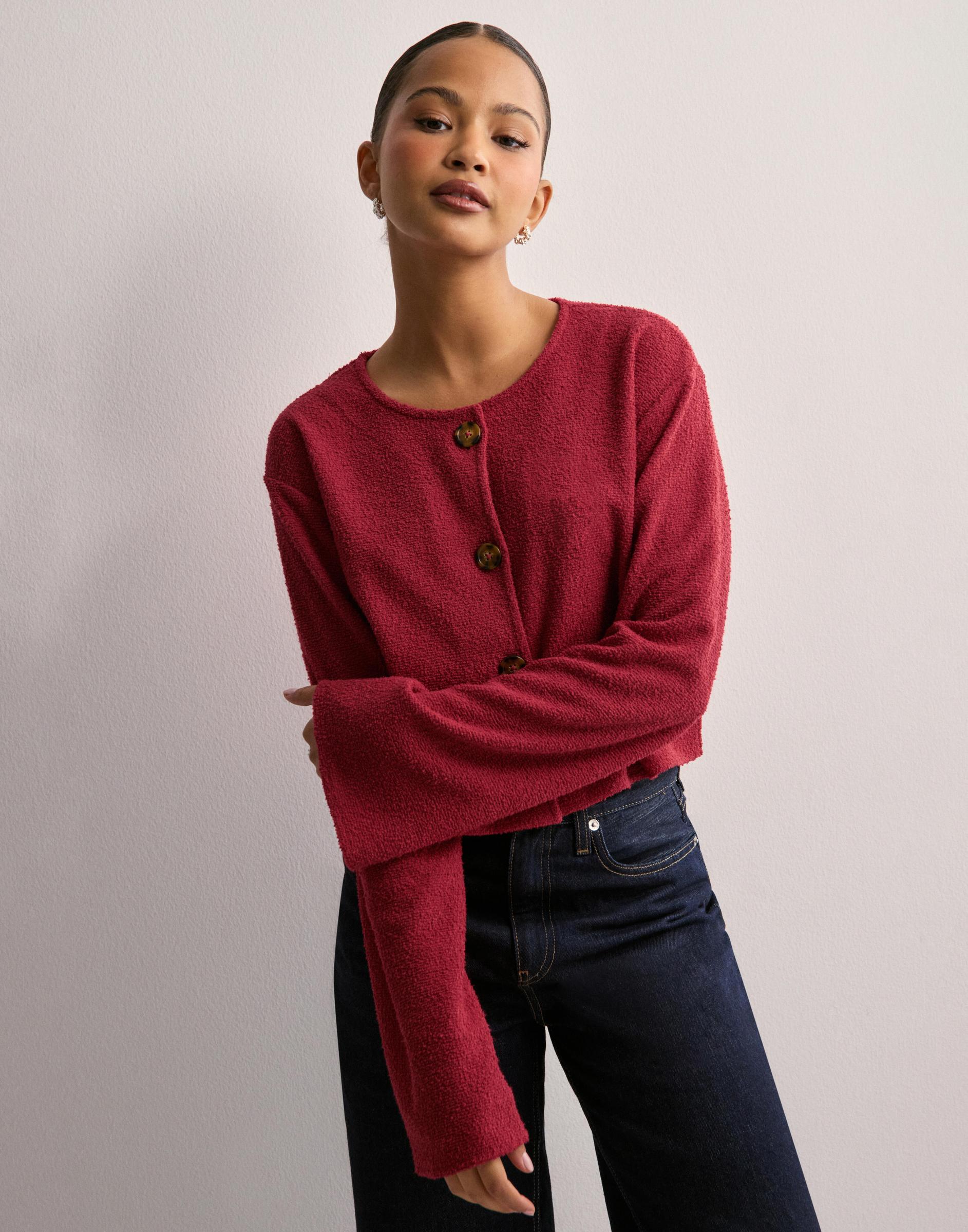 CZERWONY SWETER GUZIKI
