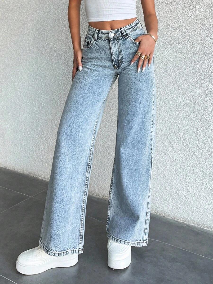 niebieskie spodnie jeans