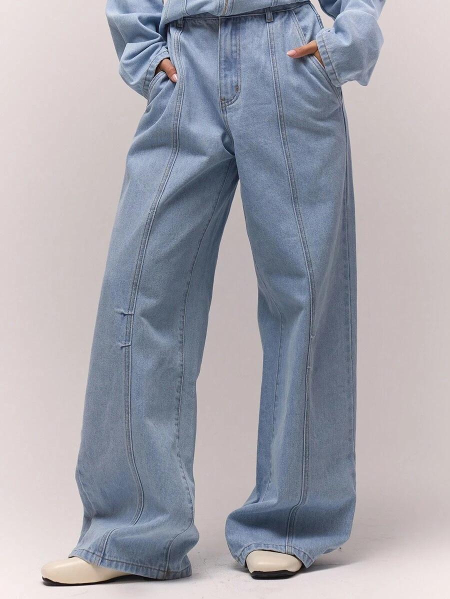 niebieskie spodnie jeans