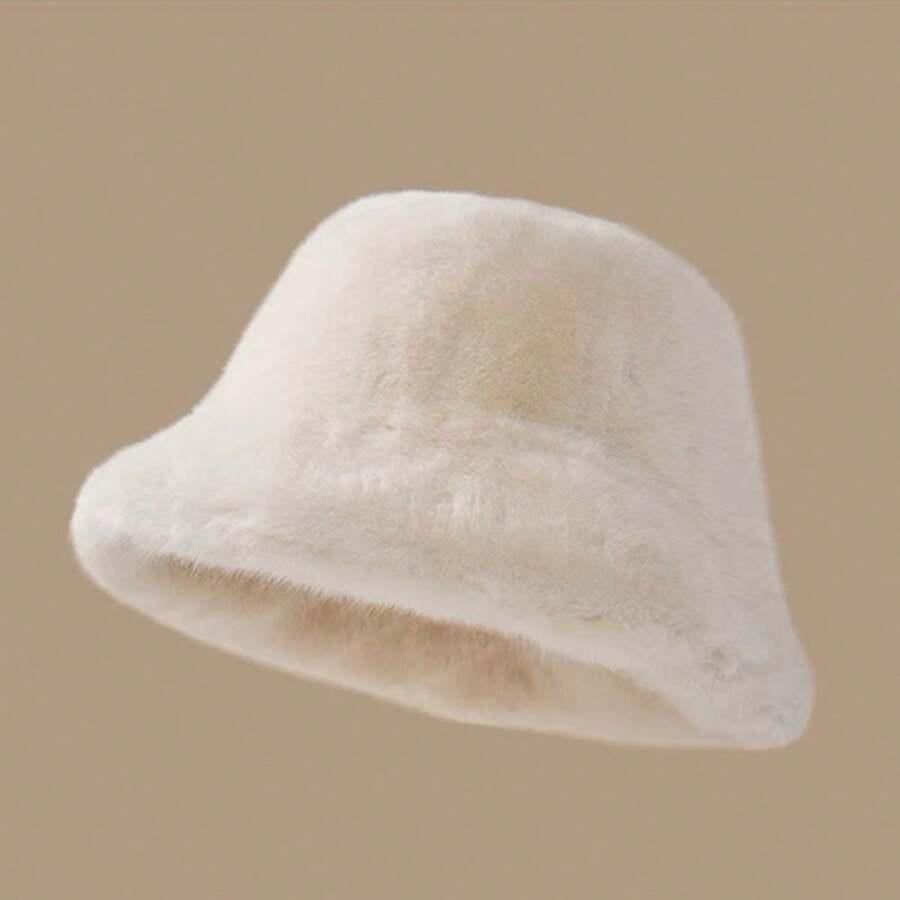 biała czapka zimowa bucket