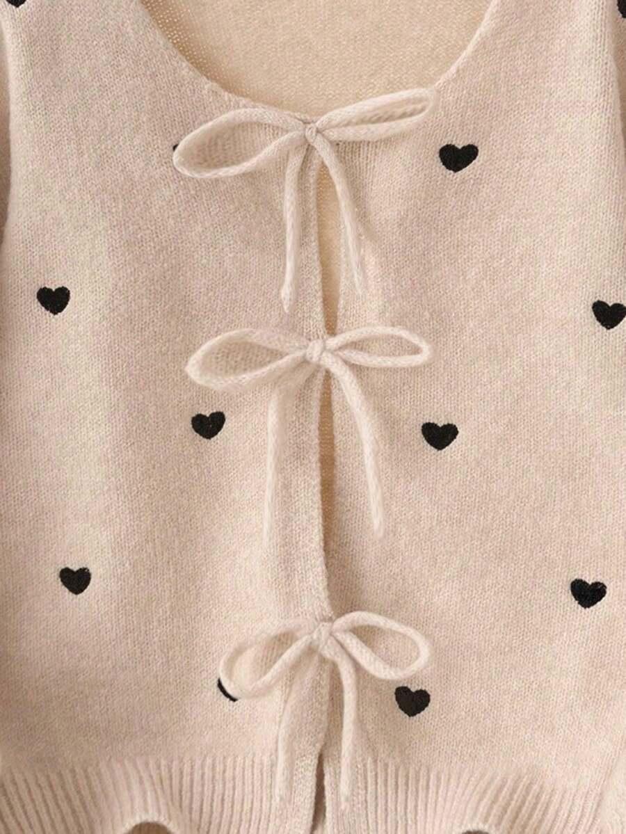 beżowy sweter wzór serca