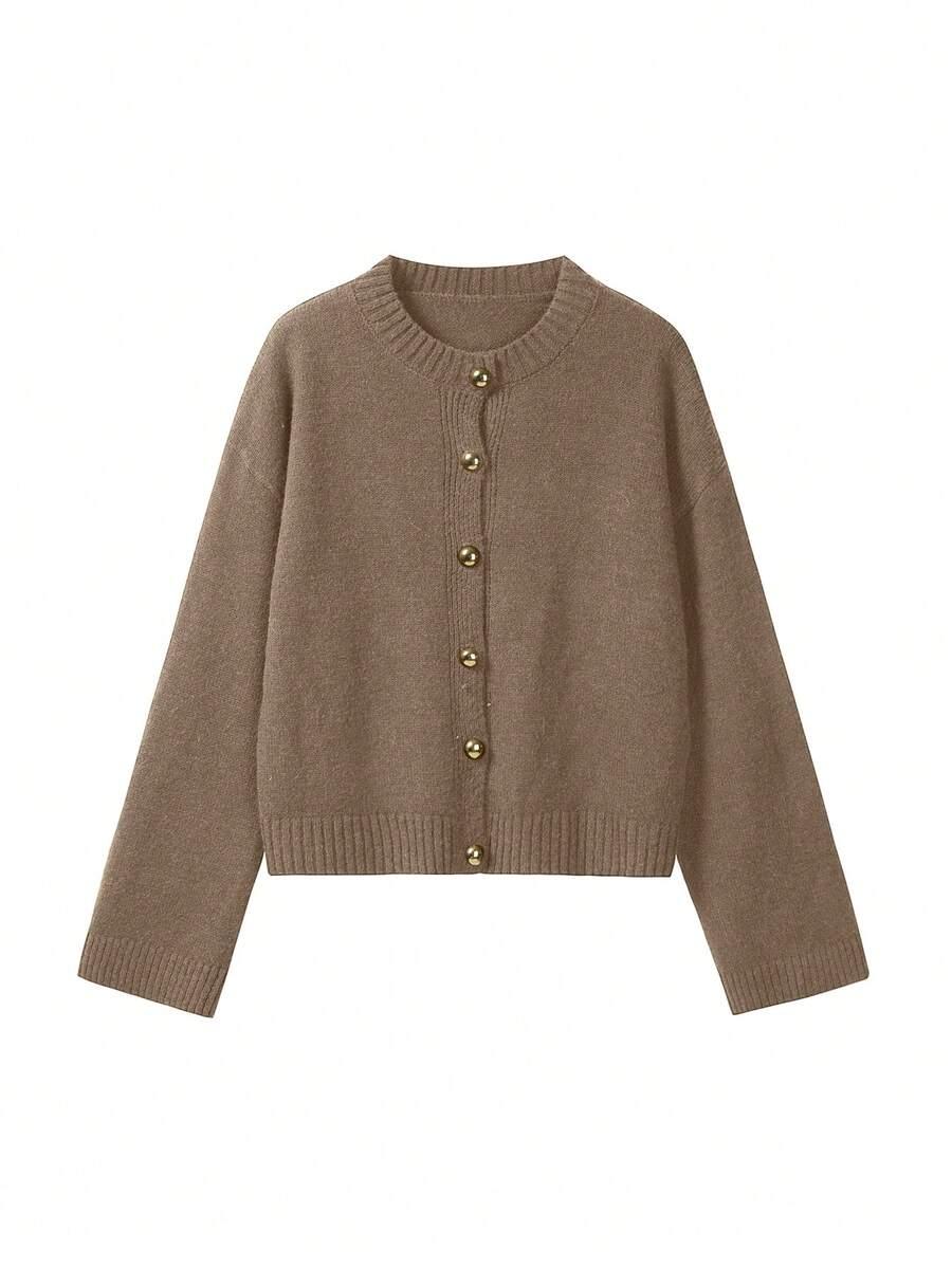 beżowy sweter ozdobne guziki