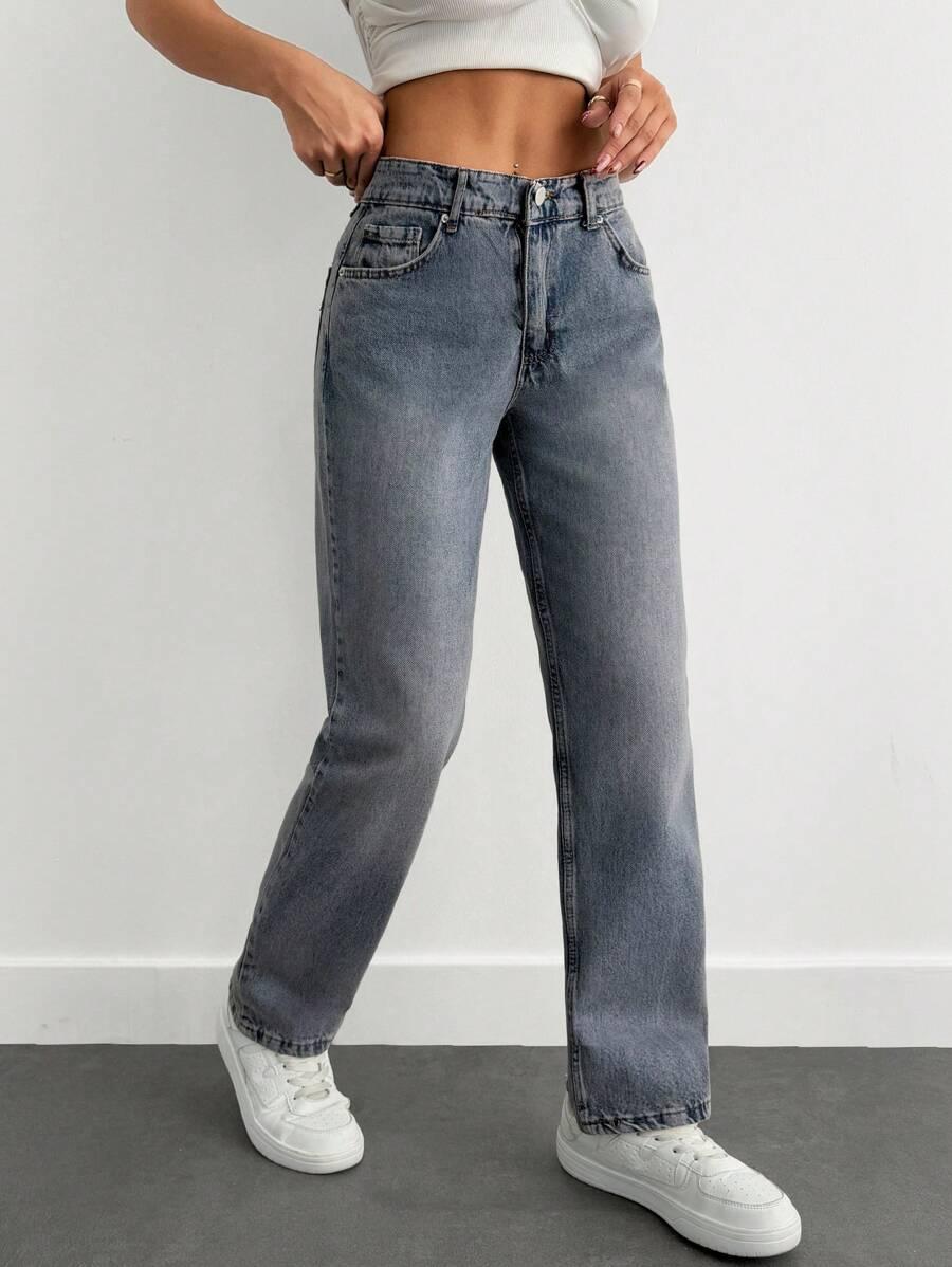 niebieskie spodnie jeans
