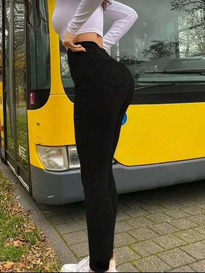 czarne spodnie jeans