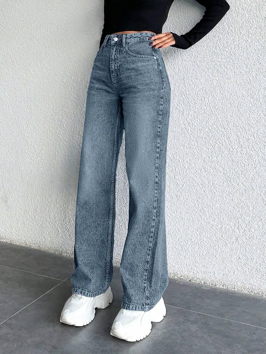 niebieskie spodnie jeans