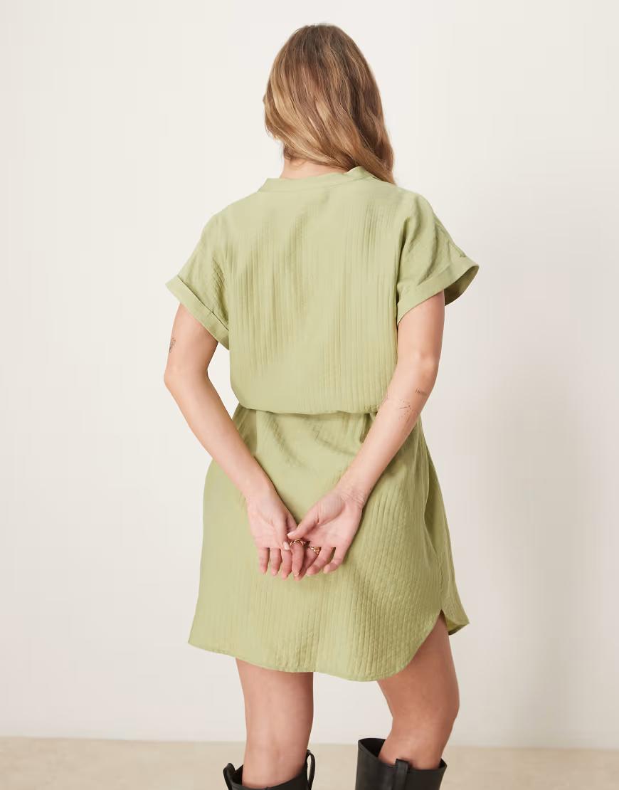 ZIELONA MINI SUKIENKA V NECK WIĄZANIE