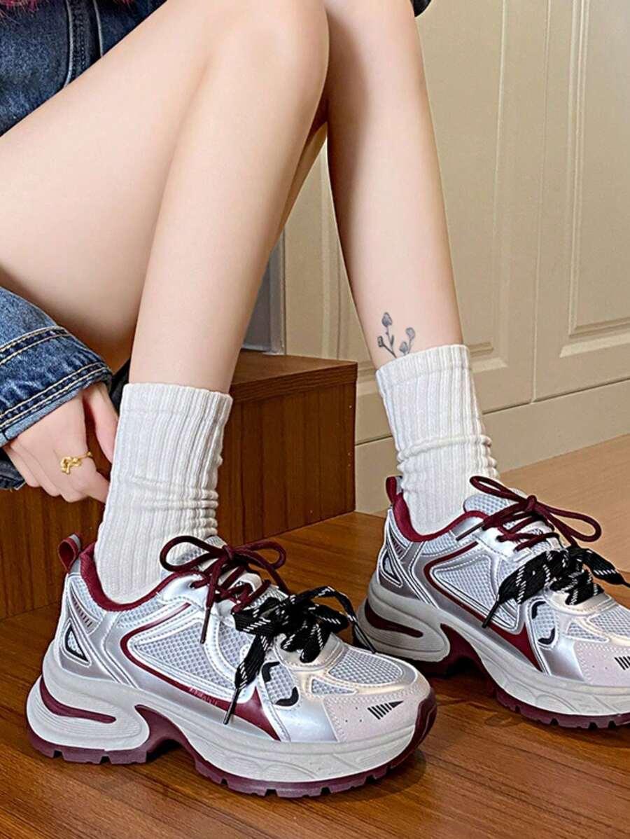 sznurowane buty sportowe