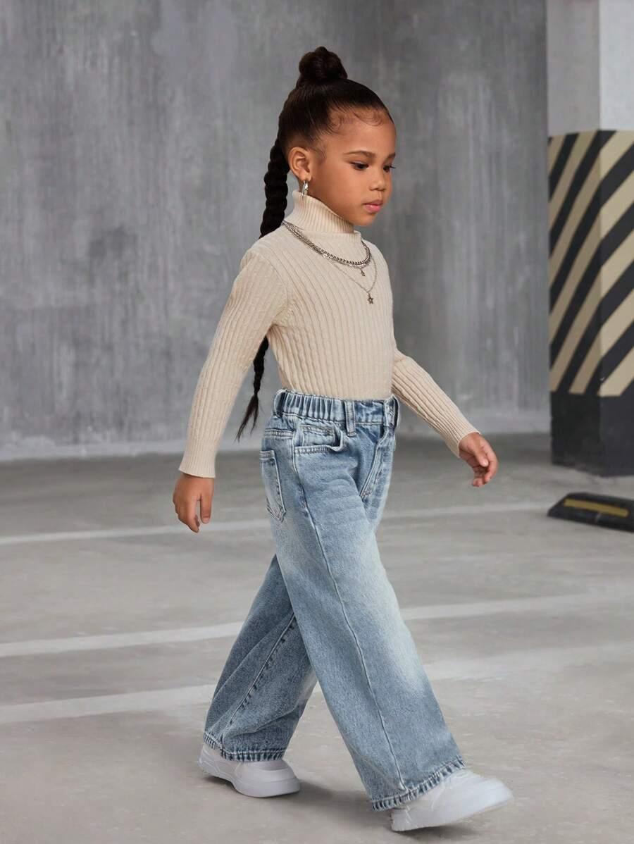 niebieskie spodnie jeans