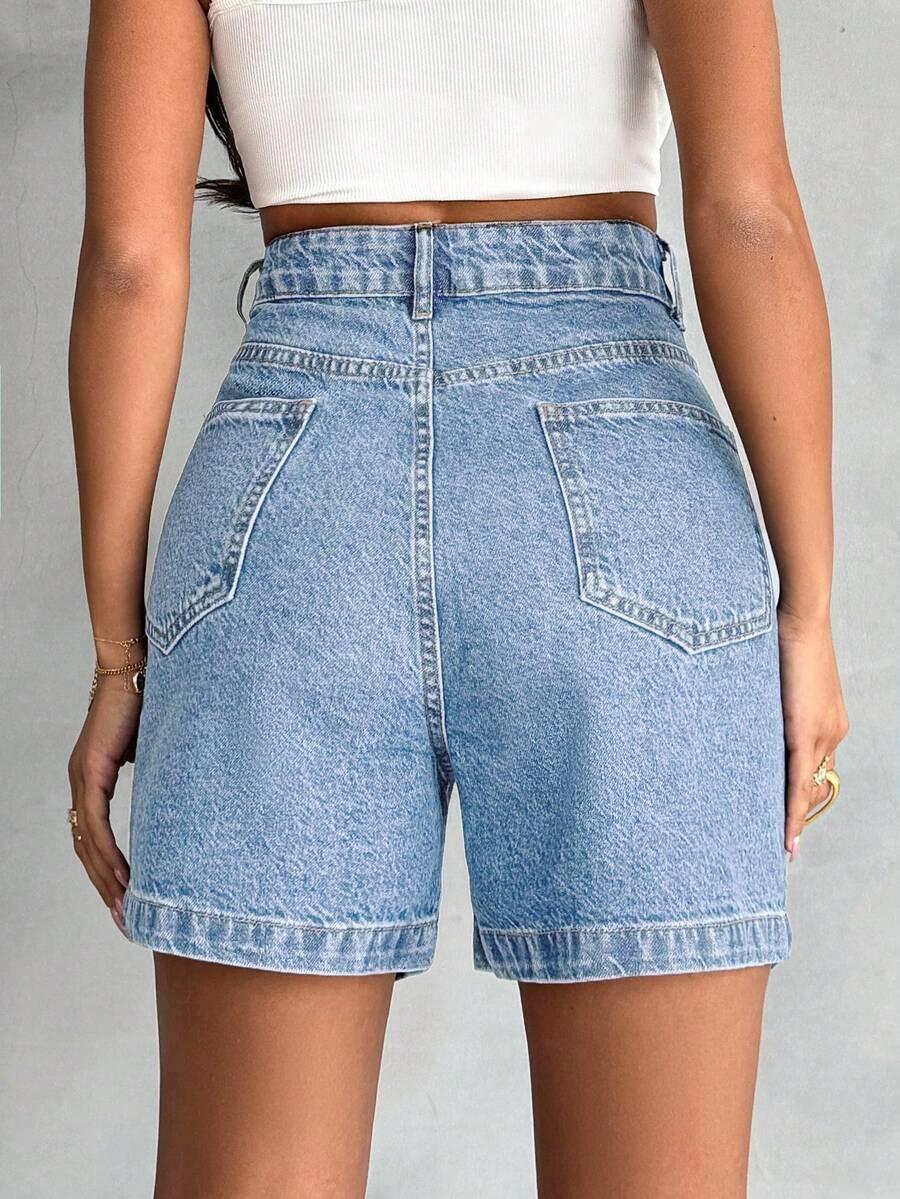 niebieskie spodenki jeans
