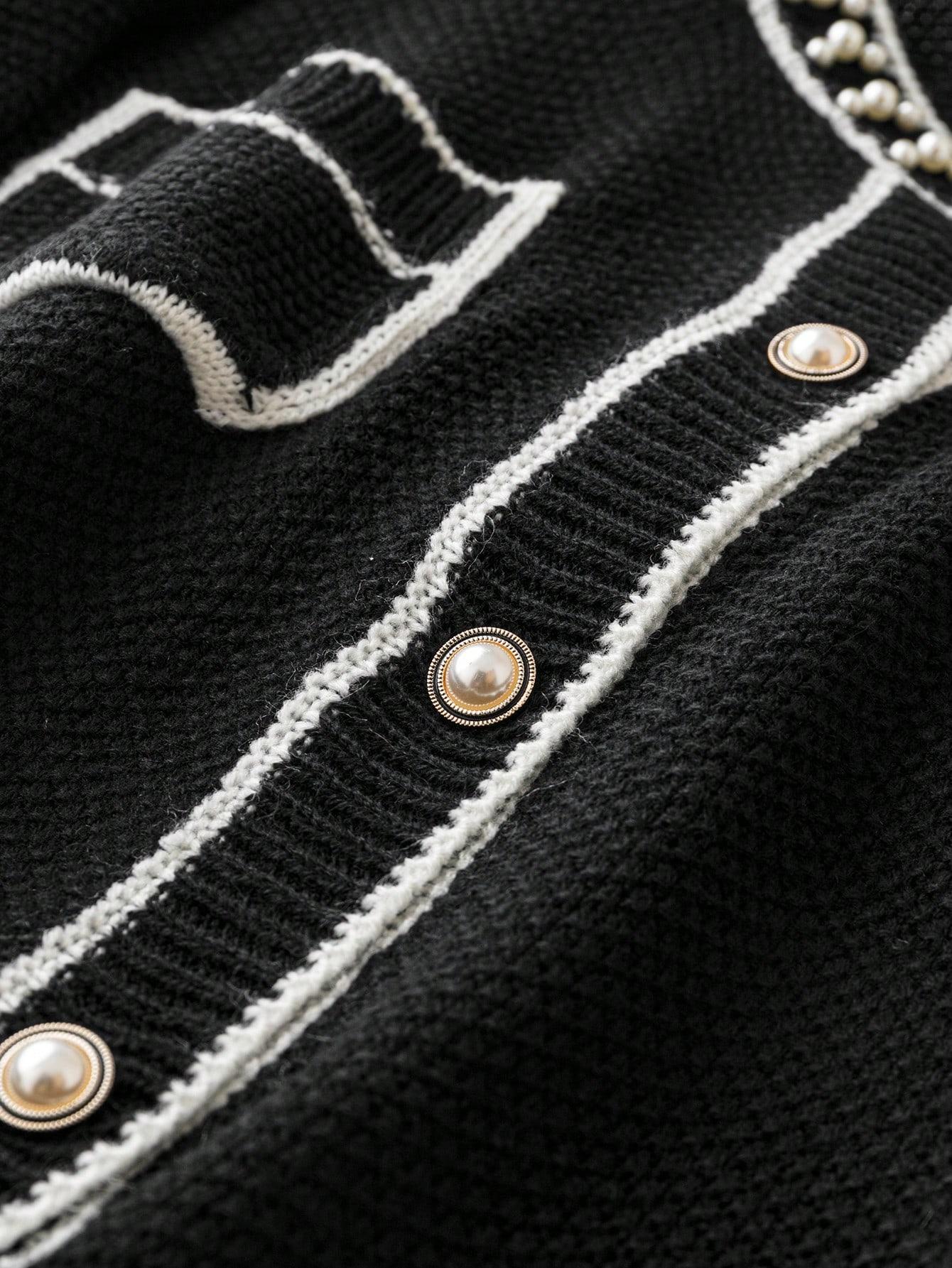 dzianinowy czarny sweter kontrastowe szwy perełki guziki