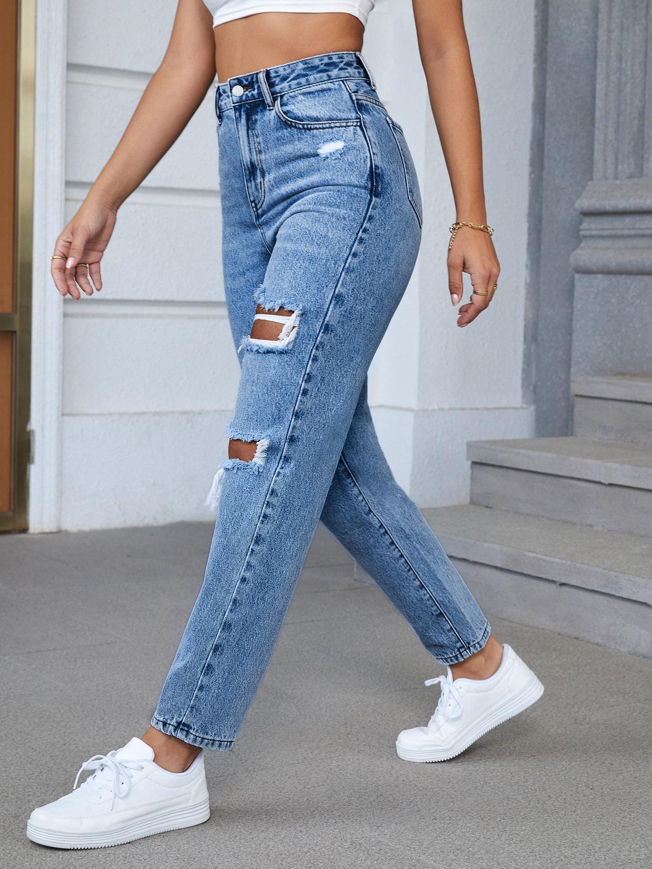 niebieskie spodnie jeans