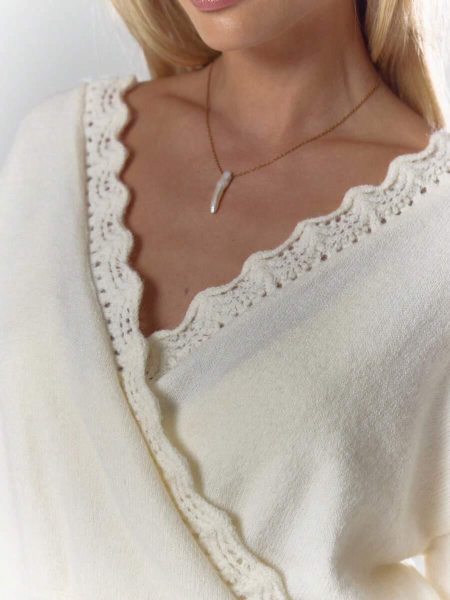 KREMOWY SWETER V-NECK