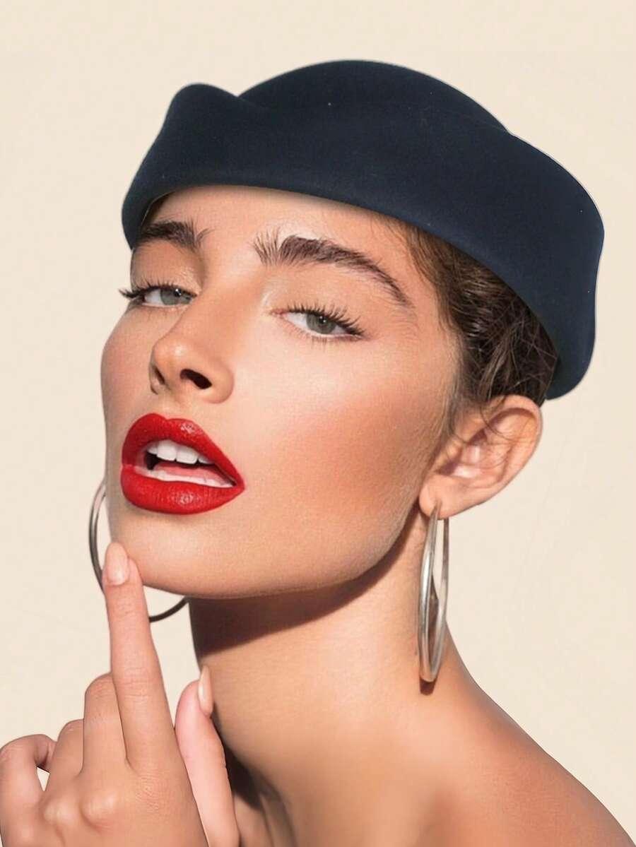 czarny beret na gumce