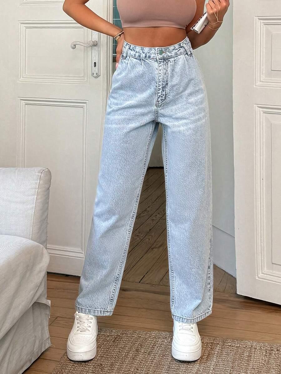 niebieskie spodnie jeans