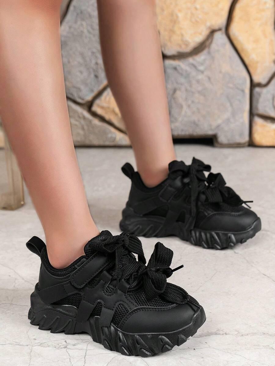 czarne sznurowane buty sportowe