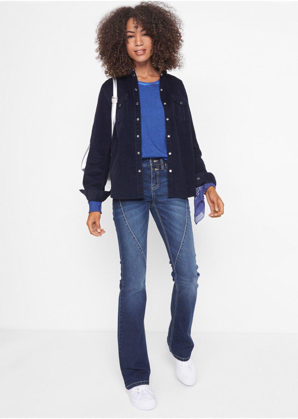 niebieskie spodni jeans