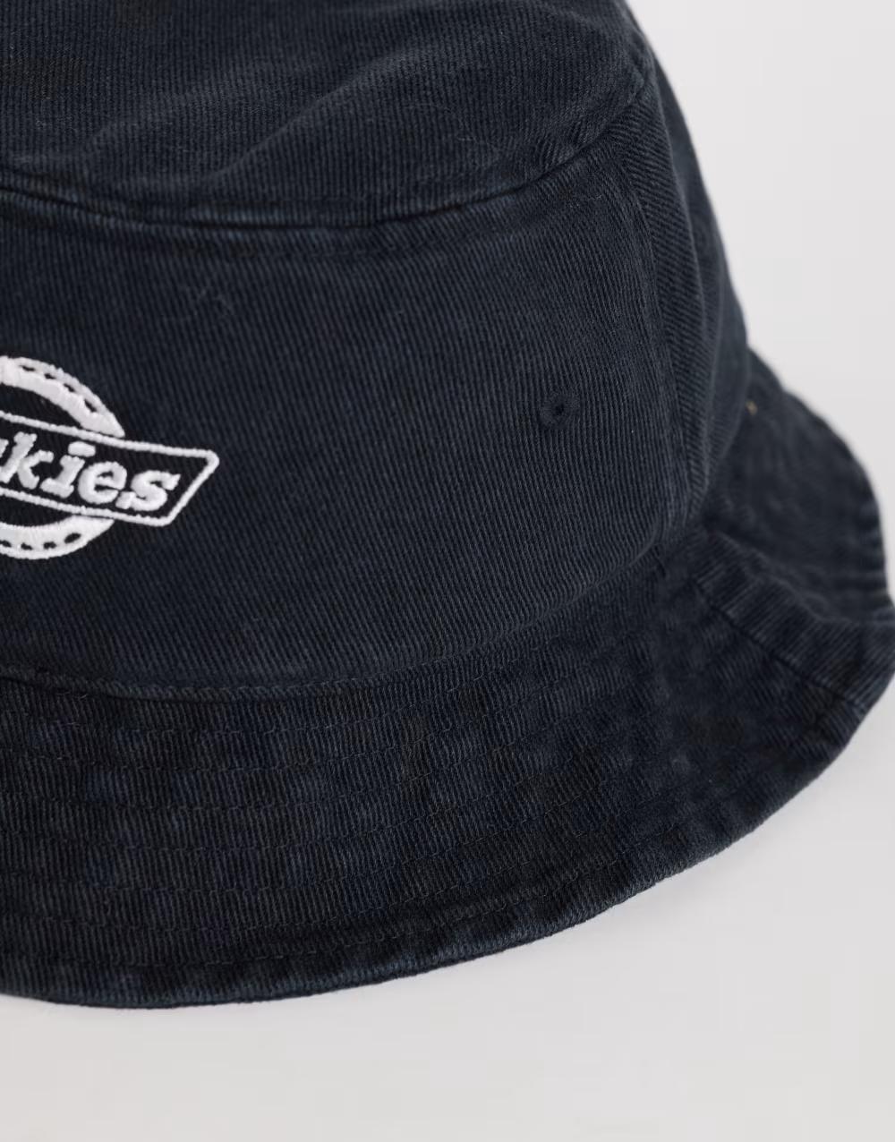 czarny kapelusz typu bucket haft logo