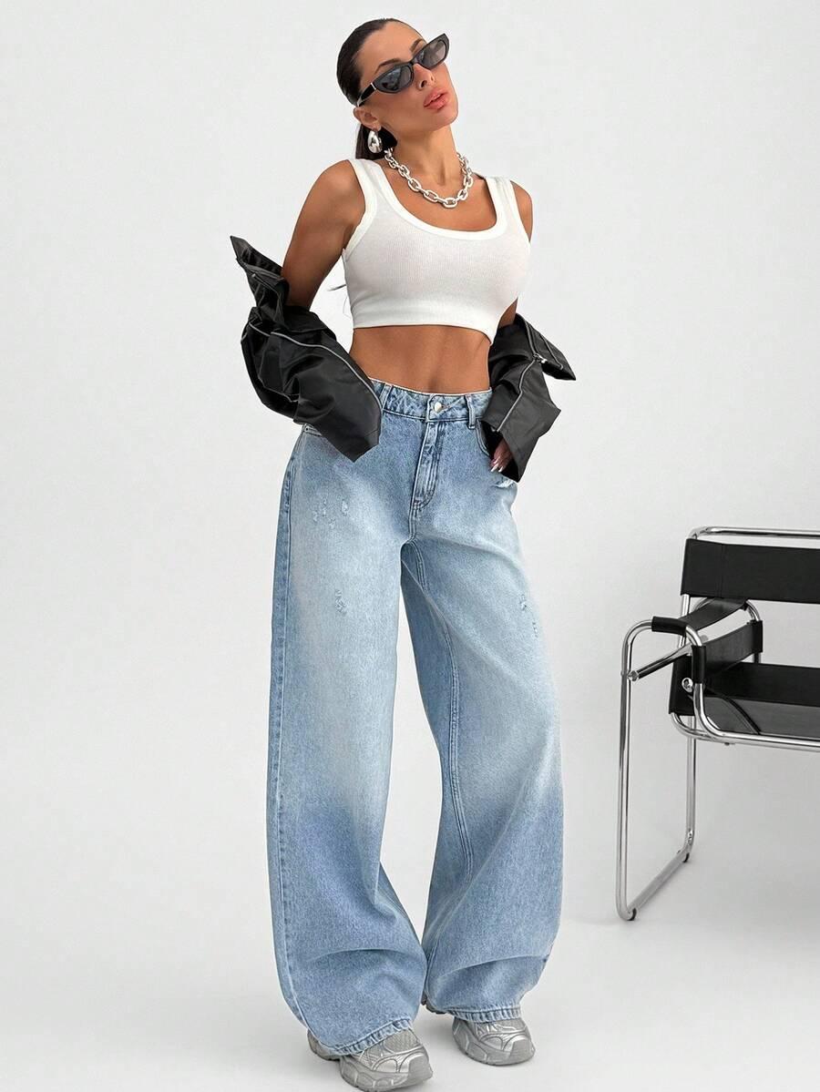 niebieskie spodnie jeans