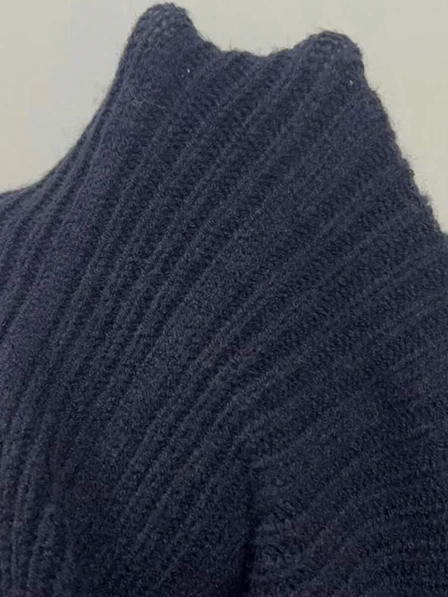 granatowy sweter rozkloszowane rękawy