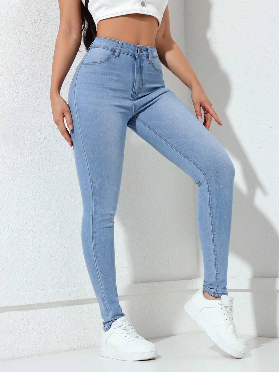 niebieskie spodnie jeans rurki
