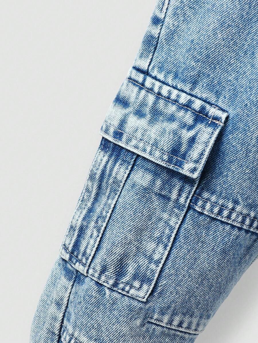niebieskie spodnie jeans