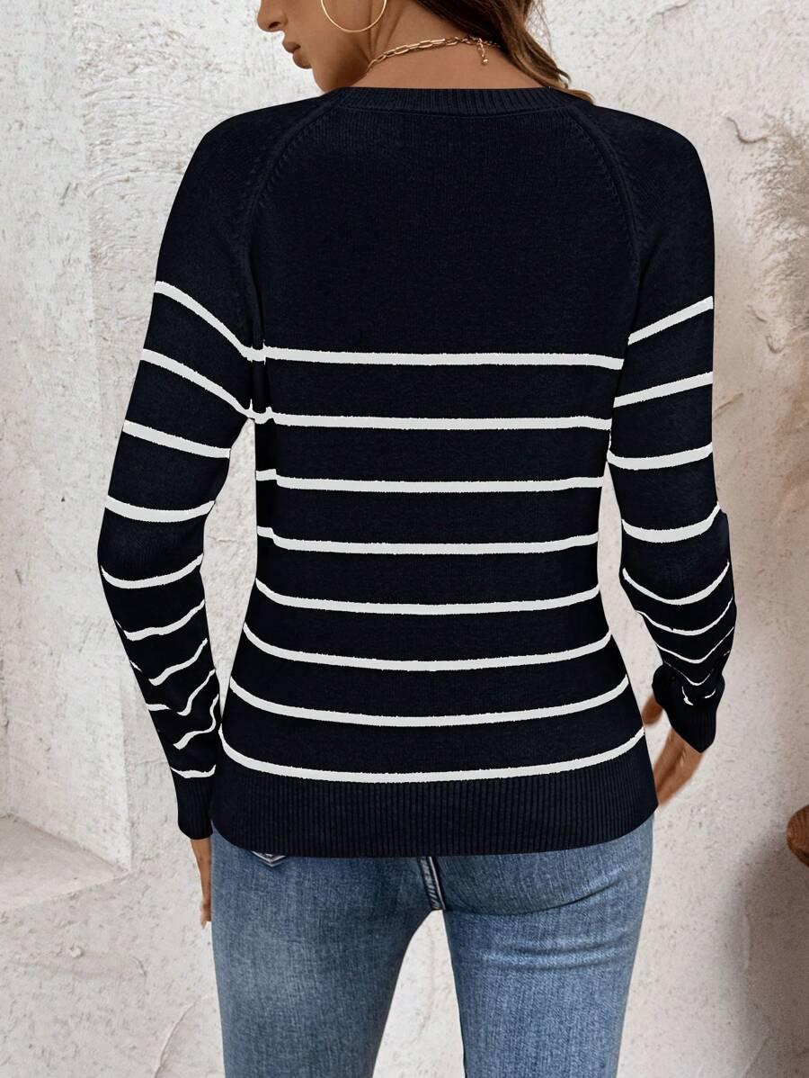 GRANATOWY SWETER PASKI