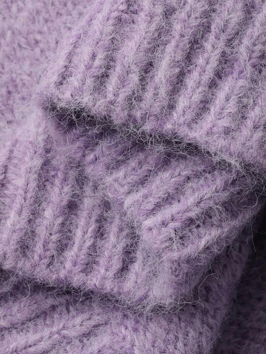 fioletowy sweter z golfem