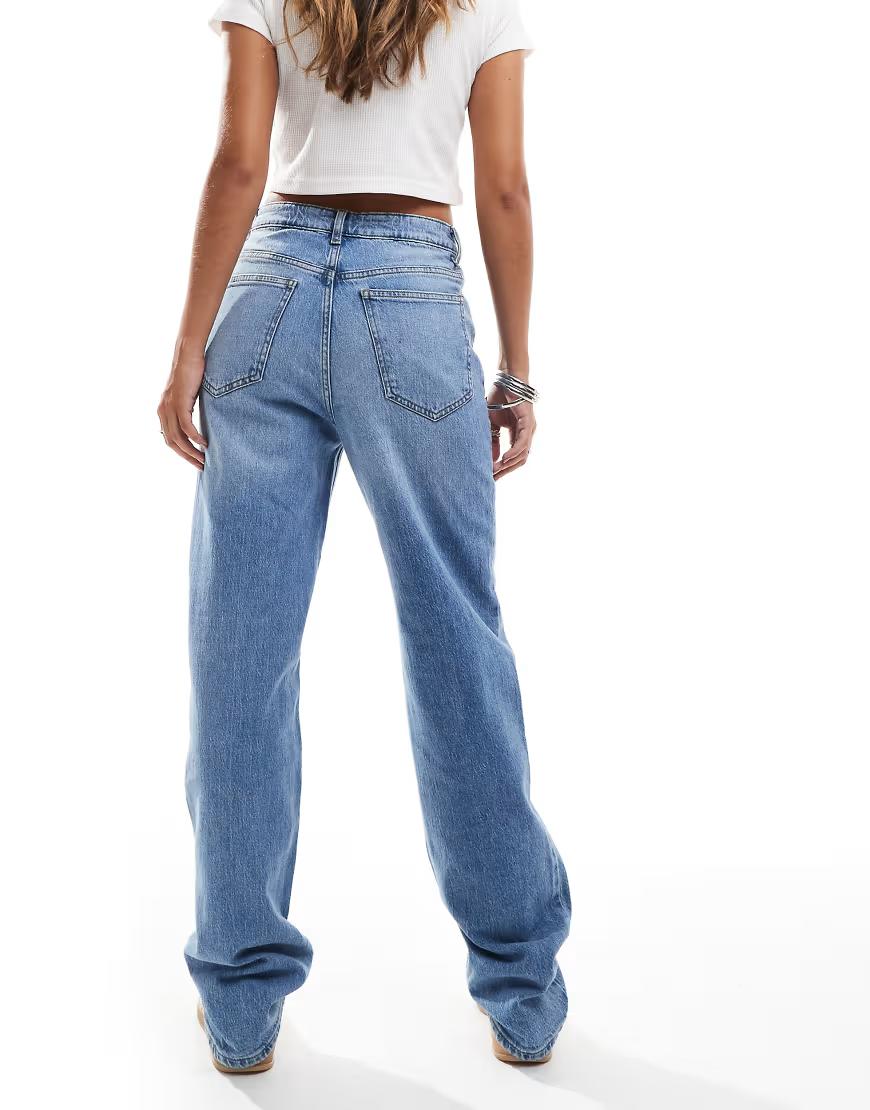 niebieskie proste spodnie jeans