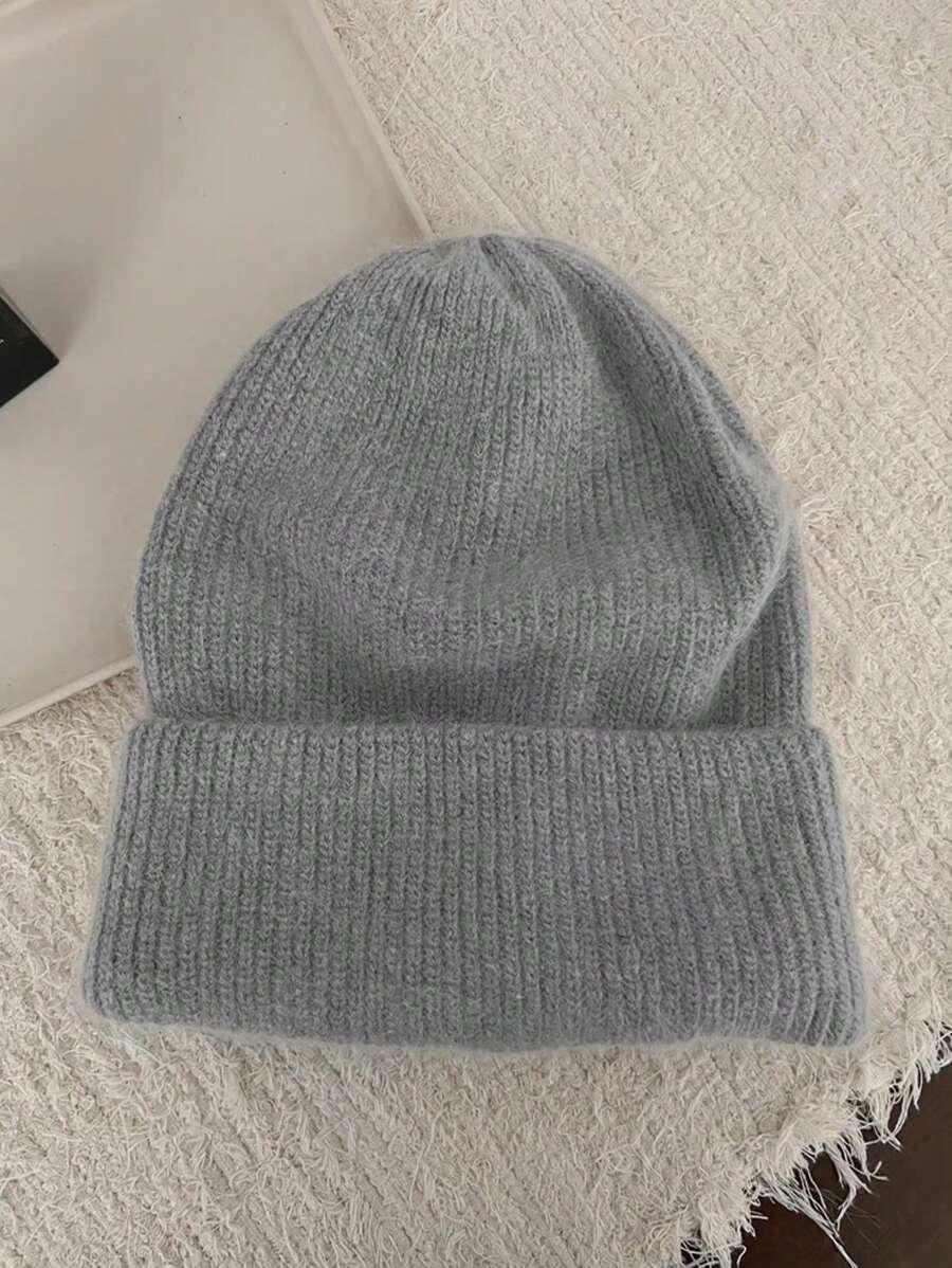 szara czapka beanie