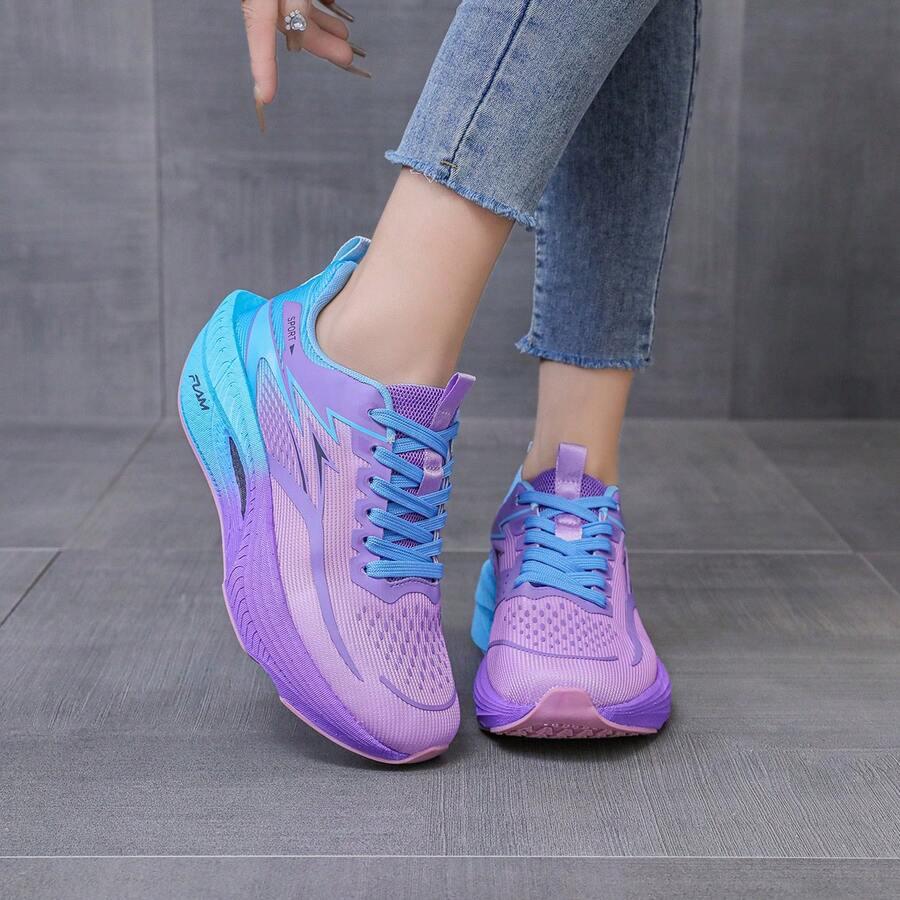 sznurowane buty sportowe