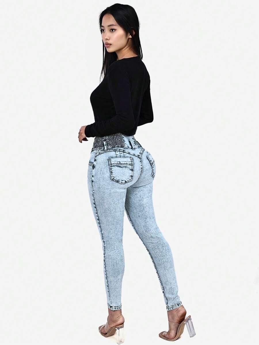 niebieskie spodnie jeans 