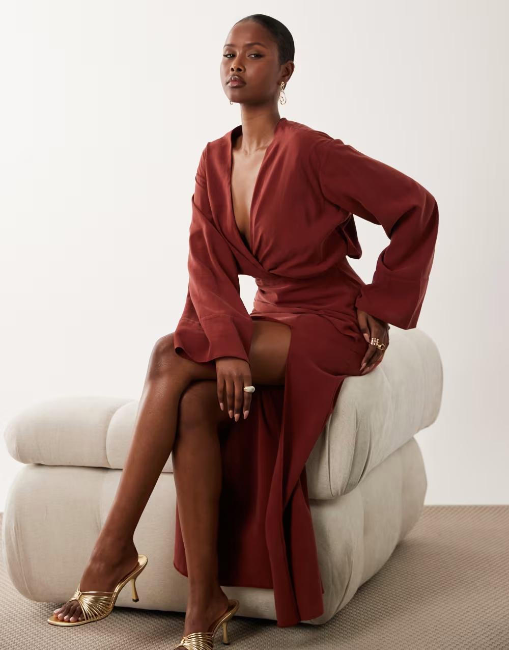 czerwona maxi sukienka długi rękaw v-neck