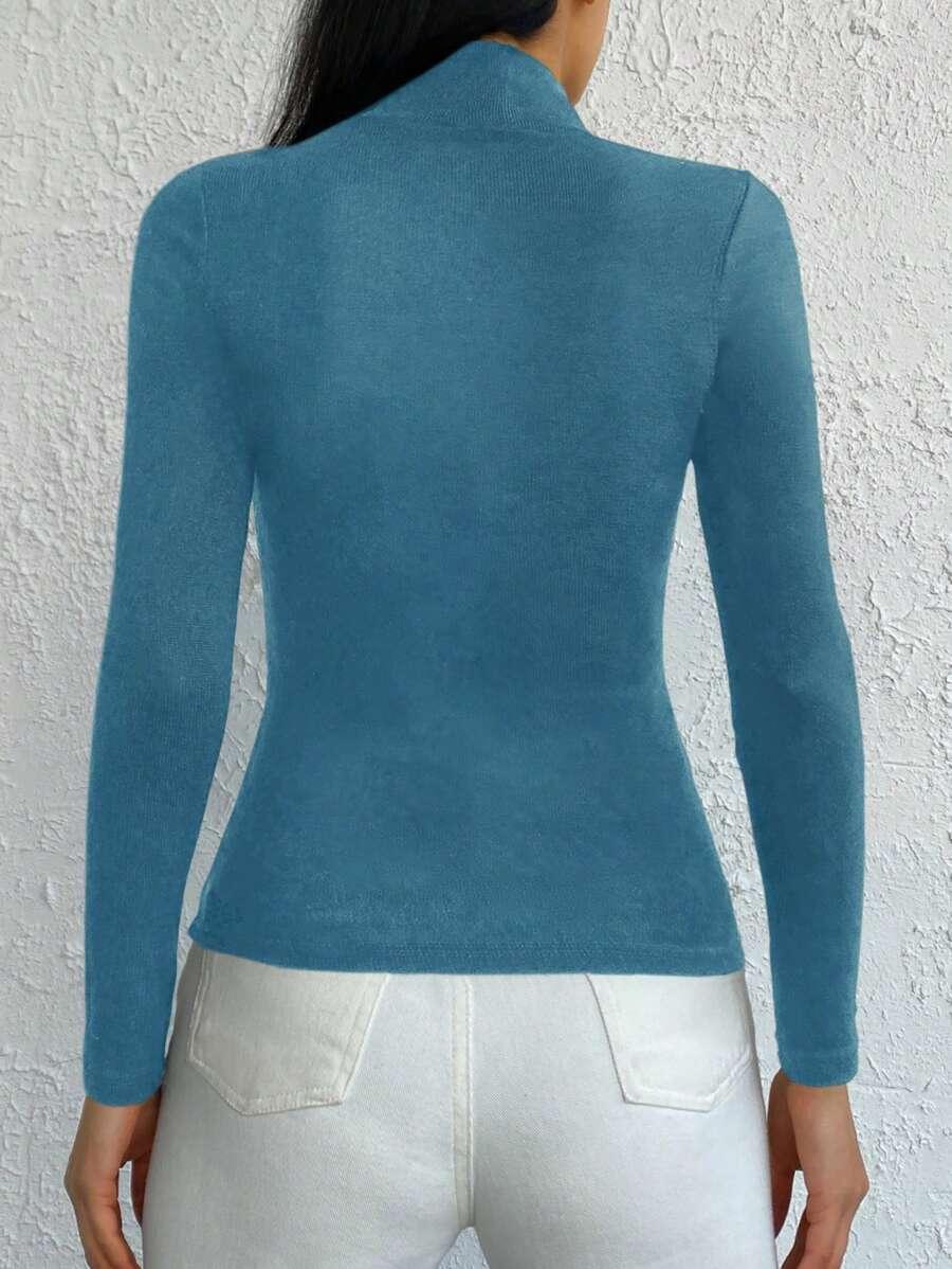 DOPASOWANY SWETER Z OZDOBNYMI GUZIKAMI 