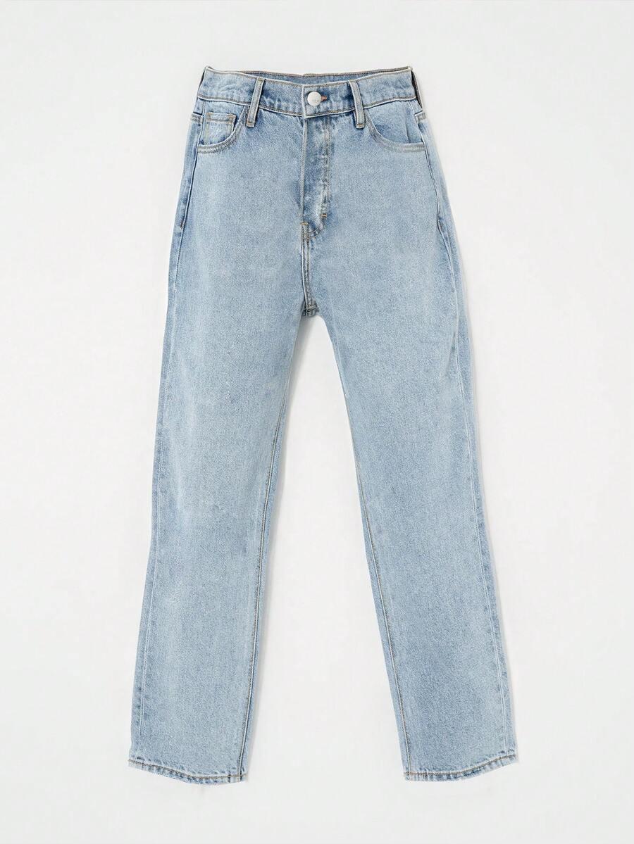 niebieskie spodnie jeans