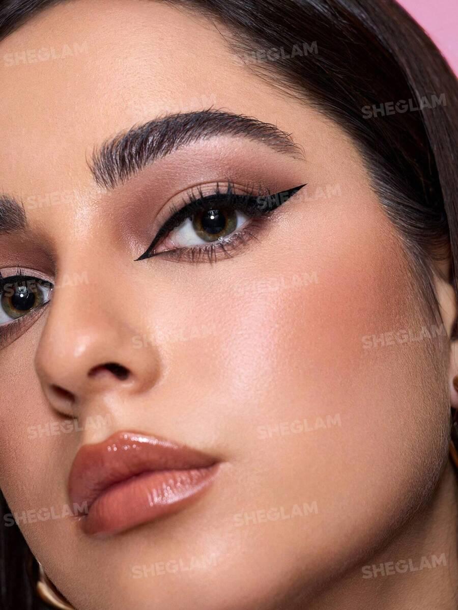 CZARNY MATOWY EYELINER W PISAKU