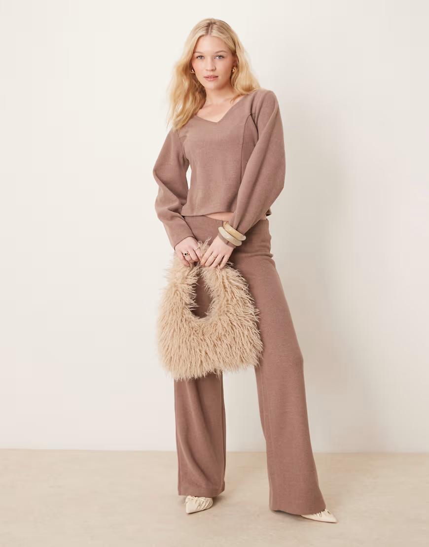 brązowa bluzka v neck 
