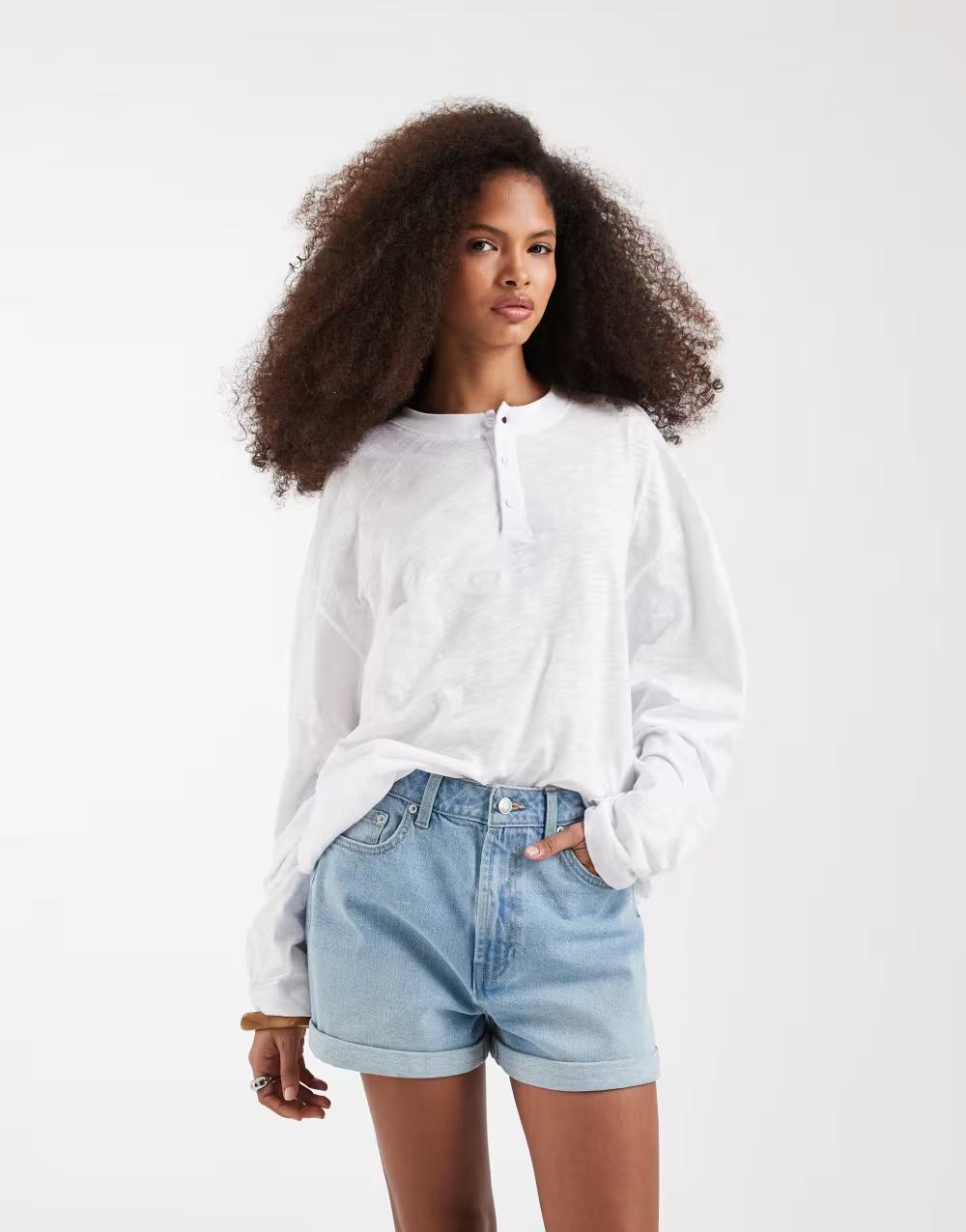 niebieskie spodenki jeans mom fit