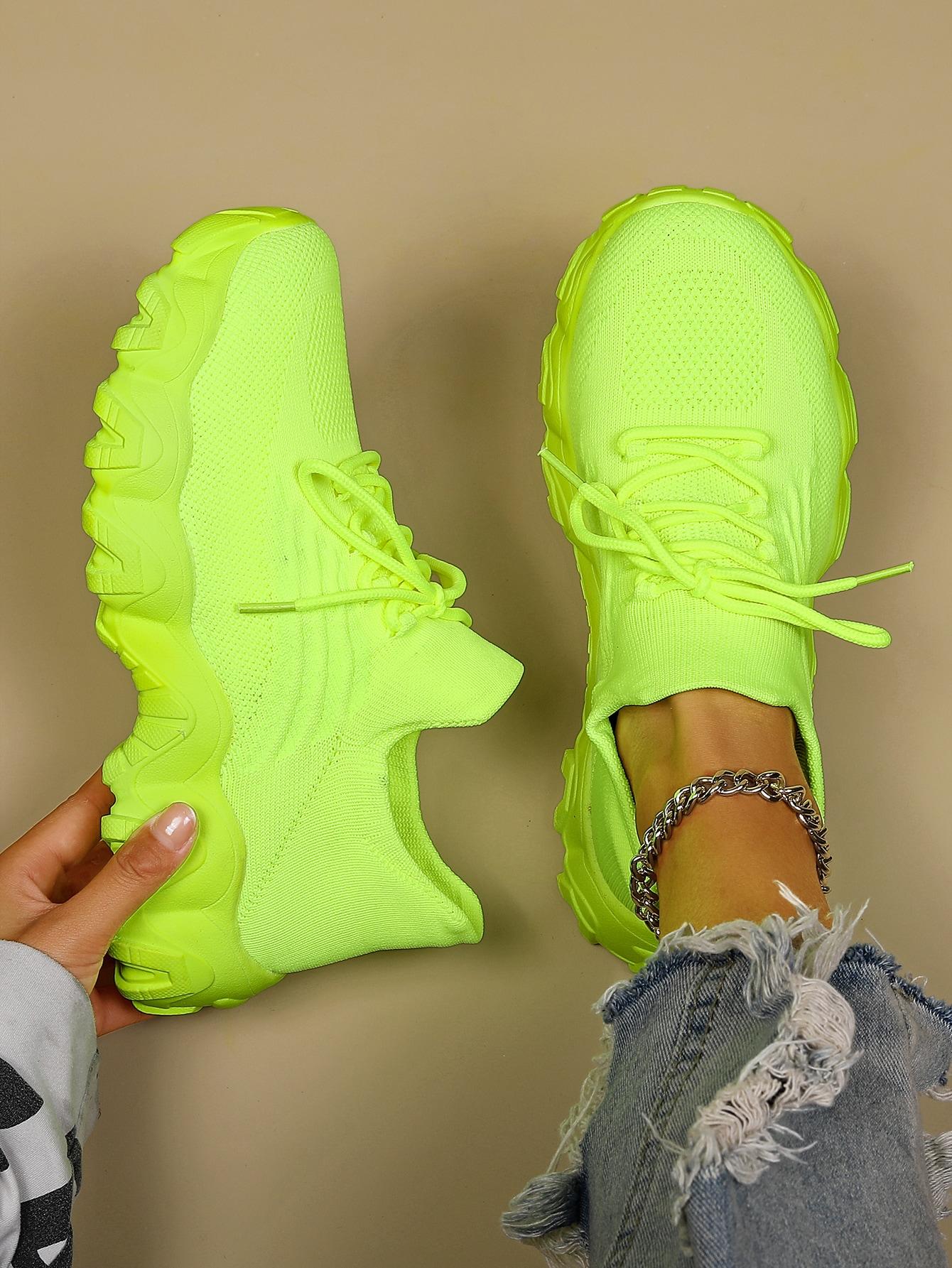 neonowe buty sportowe