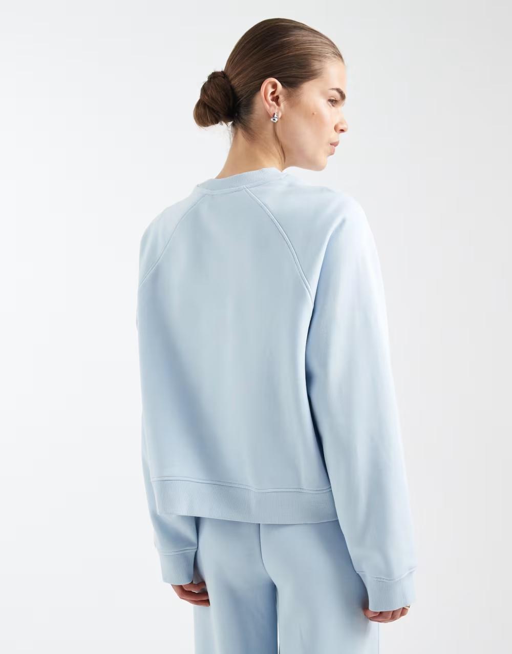 niebieska bluza oversized