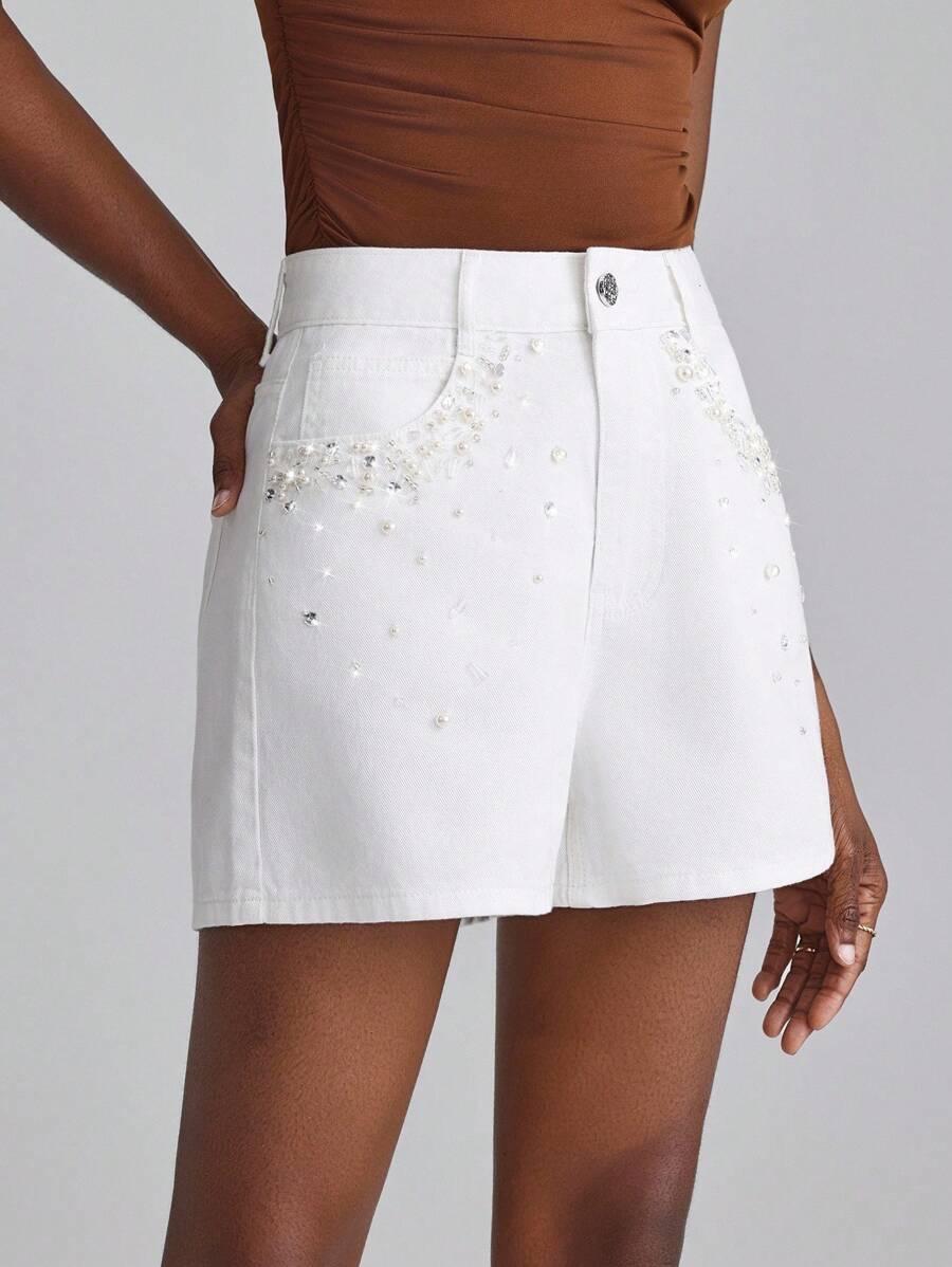 białe krótkie spodenki zdobienie
