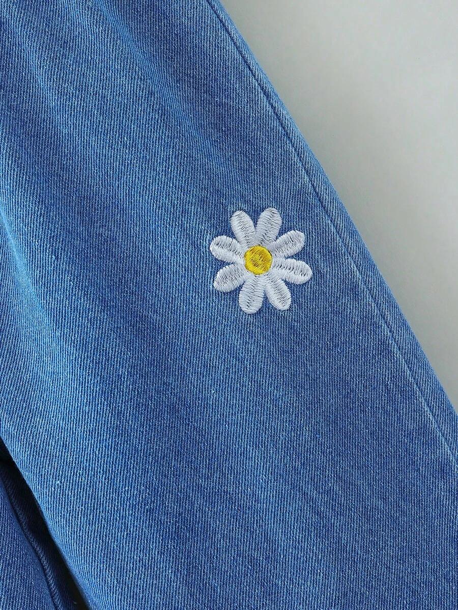 niebieskie spodnie jeans