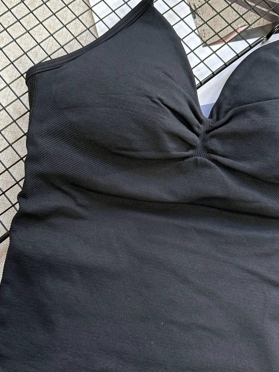 czarny top na ramiączkach