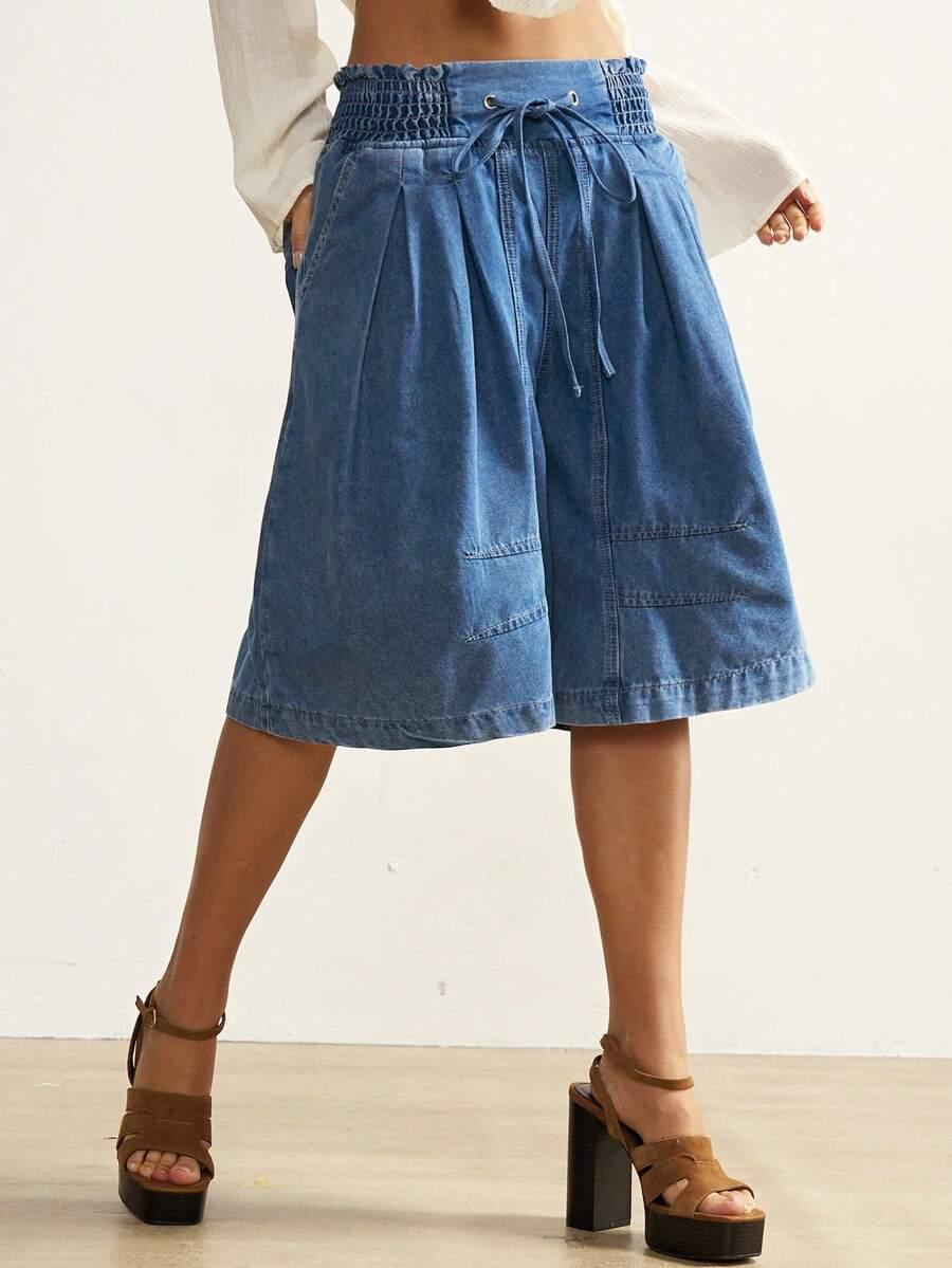 niebieskie spodenki jeans