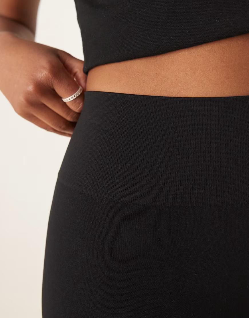 czarne legginsy do kolan
