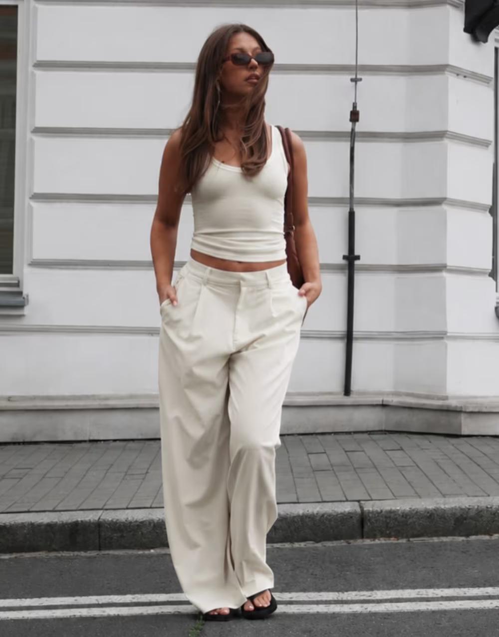 biały prążkowany top bez rękawów v-neck